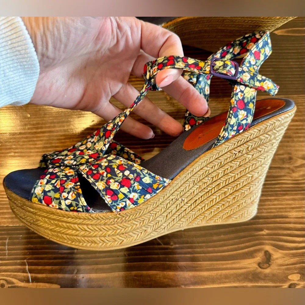 Rock & Candy “Carolina” Floral‎ Navy and Red Espadrille Wedges Size 6.5